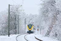 Neuschnee an der Kraichgaubahn  Selten ist der Schnee im Flachland geworden und seine Halbwertszeit zudem sehr kurz. Am 14. Februar 2025 ergab es sich, dass seit längerem mal wieder eine schöne Menge Neuschnee in der Nacht fiel und ich Zeit hatte, diesen fotografisch umzusetzen. Eigentlich einer anderen Motividee auf der Spur, blieb ich doch noch ein bisschen an der winterlichen Kraichgaubahn und schraubte das große Objektiv auf die Kamera. Mit  1440 246 , der als RE 15839 auf dem Weg von Karlsruhe Hbf nach Heilbronn Hbf war, setzte ich diesen Blickwinkel um.
