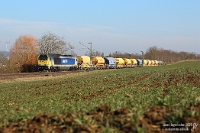 Endlich wieder Stock  Am 8. Februar 2025 war das Wetter überraschend gut. Die auf dem Wolkenradar zu erahnenden Schleierwolken waren tatsächlich nicht vorhanden, allerdings war es ein wenig diesig - ideal für Motive, die nicht allzu weit entfernt sind. So reihte ich mich in eine Reihe anderer Fotografen zwischen Bietigheim-Bissingen und Sachsenheim ein, schließlich sollten zwei Güterzüge aus dem Filstal innerhalb weniger Minuten aufschlagen. Die Verkehre von Stock sind in meinem Fotoarchiv nur rar vertreten, so freute ich mich über  264 001  mit DGS 99715 Blaubeuren Merke - Mainz-Weisenau Gbf (Sdl., Kalk und leere Wagen).