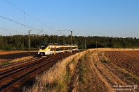 Tiefstehende Sommersonne  Ehrlich gesagt muss ich zugeben, dass ich die Mireo in Landesfarben ziemlich schick finde. Da der Mireo LED-Spitzenlichter nutzt, die elektronisch gepulst werden, erscheinen bei kurzen Belichtungszeiten jedoch selten alle drei Lichter gleichzeitig auf Fotos. Daher feiere ich jede Aufnahme, die trotz dieser Thematik und der strahlend weißen baden-württembergischen Lackierung schließlich ihren Weg ins Archiv findet.  0463 211  konnte als DRE 56366 Stuttgart Hbf - Neckarsulm an einem warmen Sommerabend kurz vor Sonnenuntergang - mit entsprechenden Hausaufgaben für Photoshop - abgelichtet werden.  Aufnahme vom Hochstativ.
