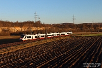 Winterlicht  Das klare Winterlicht überredete mich am 28. Dezember 2025 zu einer spontanen Motividee. Das Hochstativ sorgt an den kurzen Tagen dafür, dass die Verschattung der Ackerfurchen besonders eindrucksvoll sichtbar wird.  6442 416  wurde als DRE 19074 Stuttgart Hbf – Lauda an dieser Fotostelle von mir verewigt und im Nachhinein von großflächigem Graffiti befreit. Leider drehte der Triebwagen auch noch Wochen später in diesem Zustand seine Runden, sodass man durchaus froh sein konnte, wenn andere 6442 im Umlauf waren.
