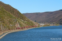 Erzzug an der Mosel -  10 Jahre eisenbahnfotos-online.de 2015-2025   Am 6. April 2015 ging eisenbahnfotos-online.de mit damals 140 Eisenbahnfotos offiziell ans Netz. Auf den Tag genau 10 Jahre und über 600 eingepflegte Fotos (mit und ohne Eisenbahnbezug) später stand ich an einem Weinberg in Treis-Karden und blickte auf die an diesem Tag blau schimmernde Mosel. Neben Regionalzügen stand der GAG 49713 Rotterdam Maasvlakte Oost - Dillingen (Saar) Hochofen auf dem Programm. Bespannt mit den für den Verkehr in den Niederlanden umgebauten  189 039  und  189 035 , ergab dies ein schönes Foto. Danach ging es in eine gute Gaststätte um den tollen Urlaubstag abzurunden.  An dieser Stelle möchte ich mich bei Frank bedanken, der regelmäßig meine Texte auf jegliche Art von Fehlern gegenliest.