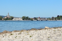 Am Bodenseeufer  Direkt am Konstanzer Bodenseeufer ergab sich am Morgen des 16. Mai 2025 ein passendes Zeitfenster für ein Foto von  521 209  als DPN 87672 Konstanz - Konstanz-Wollmatingen. Der kurze Zuglauf erklärt sich durch einen Defekt, der an jenem Tag den Fahrplan am Bodenseeufer durcheinanderbrachte.