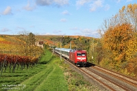 Manchmal braucht es breite Nerven  Am 30. Oktober 2025 sollte es mehr oder weniger überraschend endlich zu einem herbstlichen Fototag kommen, auf den ich schon lange hingefiebert hatte. Dass dieses Motiv bei dem wechselhaften Oktoberwetter sogar in einem prächtigen Farbenmeer gelingen würde, war jedoch kaum zu erwarten. Besonders spannend war an diesem Tag das Spiel der Wolken, das vor allem am Vormittag für viel Dynamik sorgte. In knapp zwei Stunden am Lauffener Kilometer 44,4 gelang schließlich das Wunschfoto von  145 097  mit dem DPN 21949 von Heilbronn Hbf nach Stuttgart Hbf - als einziges bei voller Ausleuchtung. Immerhin: Damit konnte der restliche Tag etwas entspannter angegangen werden