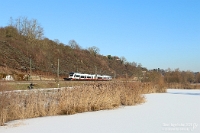 Zugefroren und eingeschneit  Mit  6442 410  wartete ich am Klingenberger See im Anschluss auf einen Vertreter des Vorarlberger Designs, das mir persönlich besser als das Tiroler Design gefällt. Der See war zugefroren und eingeschneit - das sieht man nicht allzu oft. Ich weiß auch nicht, ob es nicht ohne Schnee auf der Eisschicht besser gekommen wäre. So ist es auf jeden Fall etwas Besonderes. Der Triebwagen war an jenem 7. Januar 2026 als DRE 19065 Lauda - Stuttgart Hbf unterwegs. Auf Mannhöhe ist aus diesem Blickwinkel aufgrund des Bewuchses leider kein Foto mehr möglich.  Aufnahme vom Hochstativ.
