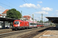 WM-Sommer  Zur WM 2006 in Deutschland herrschte wochenlang bestes Sommerwetter. Im Filstal hielt in dieser Zeit der Taurus Einzug, der die planmäßige 120 am EC 114 "Wörthersee" vertreten durfte. Gerade einmal knapp acht Monate im Dienst war  1116 270 , als ich ihr am 3. Juli 2006 im Bahnhof Esslingen auflauerte. Zu dieser Zeit hatte sich die neue Lackierung der Wagen bereits weitgehend durchgesetzt, doch immerhin zwei Wagen trugen noch das alte ÖBB-Farbschema - rückblickend ist das für mich die größere Besonderheit. Zwanzig Jahre später ist die 120 längst Geschichte, während man dem formschönen Taurus immer wieder begegnet.